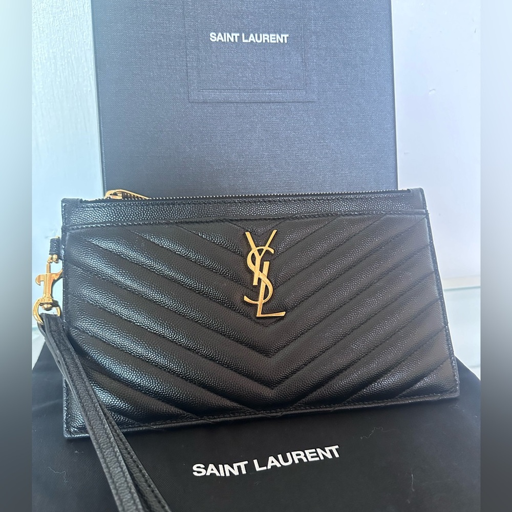 CASSANDRE MATELASSÉ LARGE POUCH IN GRAIN DE POUDRE LEATHER BLACK